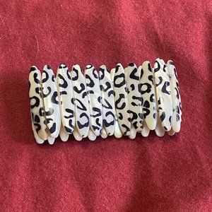 Unusual stretchy bracelet w/leopard-like motif